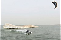 Noch während ein Eisberg im Lake Michigan treibt, geht Rusty Malkemes schon kiteboarden - © Don Campbell/The Herald-Palladium via AP/dpa