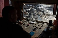 Rohstoffabbau in der Ukraine: Arbeiter überwacht Ilmenit-Gewinnung für Titan - © Efrem Lukatsky/AP/dpa