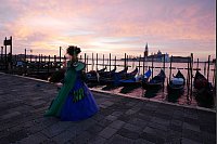 Magie in Venedig: Maskenzauber auf dem Markusplatz beim Karneval - © Antonio Calanni/AP/dpa