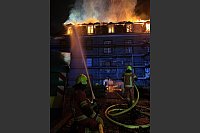 Flammen schlagen aus dem Dachstuhl des Schlosses Hardenberg. - © Marcel Borowski/dpa