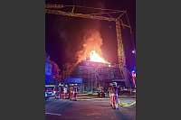 Ein Feuer hat das historische Schloss in Velbert stark geschädigt. - © Marcel Borowski/dpa