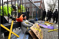 Die Feuerwehr schneidet Umweltaktivisten, die sich an das Tor der Hauptzentrale von RWE in Essen angekettet haben, frei. - © Roberto Pfeil/dpa