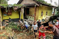 In der Region West-Java wurden viele Häuser schwer beschädigt. - © Rangga Firmansyah/XinHua/dpa
