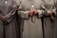 Erstes Mittagsgebet von Papst Leo XIV.: Nonnen halten Rosenkränze, als Papst Leo XIV. zu seinem ersten Sonntagssegen nach seiner Wahl auf dem zentralen Balkon des Petersdoms erscheint. - © Bernat Armangue/AP/dpa
