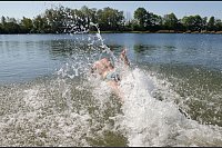 Wetter in Baden-Württemberg: Ein Mann springt im Sonnenschein in den sechzehn Grad warmen Schwarzachtalsee. - © Thomas Warnack/dpa