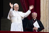 Erstes Mittagsgebet von Papst Leo XIV.: Papst Leo XIV. (l) steht auf dem Mittelbalkon des Petersdoms bei seinem ersten Sonntagssegen. Vom Balkon des Petersdoms spricht der erste Pontifex aus den USA, der bisherige Kardinal Robert Francis Prevost, das sonntägliche Mittagsgebet Regina Coeli. - © Marijan Murat/dpa