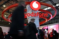 Während die Deutsche Telekom ein eigenes KI-Smartphone auf den Markt bringt, setzt Konkurrent Vodafone auf die Geräte von etablierten Handyherstellern. - © Wolf von Dewitz/dpa