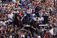 Die venezolanische Oppositionsführerin Maria Corina Machado führt eine Demonstration gegen die erneute Vereidigung des autoritären Präsidenten Maduro. - © Jesus Vargas/dpa
