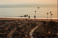 Häuser, die an den Pazifischen Ozean grenzen, sind nach dem Palisades-Feuer im Stadtteil Pacific Palisades bis auf die Grundmauern niedergebrannt. - © Jae C. Hong/AP/dpa