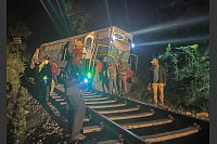 Wildhüter und Polizeibeamte stehen an einer entgleisten Lokomotive, nachdem ein Personenzug mit einer Elefantenherde zusammengestoßen ist. (Foto aktuell) - © Priyan Malinda/AP/dpa