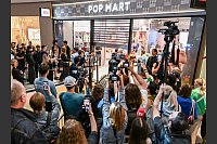 Die Eröffnung des Pop Mart-Ladens in Berlin sorgte für großen Andrang. - © Jens Kalaene/dpa