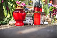 Mit Blumen, Kerzen und Botschaften drücken Menschen in Klettbach ihre Trauer aus. - © David Breidert/dpa