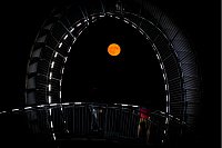 Wie hier in Duisburg sorgte der Erdbeermond vielerorts für schöne Aussichten. - © Christoph Reichwein/dpa