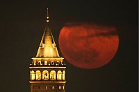 Der Erdbeermond geht hinter dem Galata-Turm in Istanbul auf. - © Emrah Gurel/AP/dpa