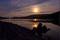 Der Mond ist über dem Schluchsee im Breisgau zu sehen. - © Philipp von Ditfurth/dpa