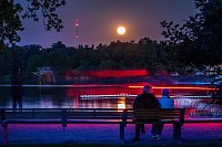 Erdbeermond über dem Schweriner See - © Jens Büttner/dpa