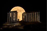 Der Erdbeermond geht in Griechenland hinter dem Poseidontempel am Kap Sounion auf. - © Petros Giannakouris/AP/dpa