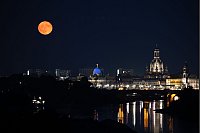 In Dresden war der Erdbeermond über Altstadt und Elbe zu sehen. - © Sebastian Kahnert/dpa