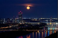 Der Erdbeermond über Wien - © Max Slovencik/APA/dpa