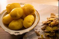 Fazit: Das Ergebnis sind schnell gepellte Kartoffeln. - © Christin Klose/dpa-tmn