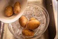 Schritt 3: Fertig gegarte Kartoffeln abgießen und im Eiswasser abschrecken. - © Christin Klose/dpa-tmn