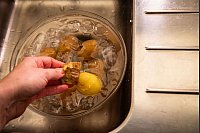 Schritt 4: Die Schale einfach von den Kartoffeln abziehen. - © Christin Klose/dpa-tmn