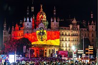 Menschen nehmen an den Feierlichkeiten zum Tag der Deutschen Einheit am Schweriner Schloss teil. - © Jens Büttner/dpa