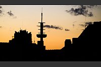 Die Silhouette des „Telemoritz“ - ehemaliger VW-Tower - zeichnet sich in Hannover vor dem vom Sonnenaufgang verfärbten Morgenhimmel ab. - © Julian Stratenschulte/dpa