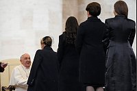 Papst Franziskus begrüßt die First Lady der Ukraine, Olena Selenska (2.v.l), während seiner wöchentlichen Generalaudienz auf dem Petersplatz im Vatikan. - © Gregorio Borgia/AP