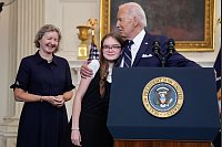 US-Präsident Joe Biden und Angehörige der freigelassenen US-Bürger zeigen sich erleichtert nach dem Gefangenenaustausch. - © Evan Vucci/AP