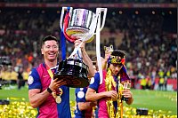 Fußball: Pokal Spanien, FC Barcelona - Real Madrid, Finale, Stadion Estadio de La Cartuja. Barcelonas Robert Lewandowski hebt den Pokal nach dem Sieg. - © Jose Breton/AP/dpa