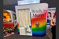 Ready, Set, Marry: Gleich nach der Trauung konnten sich die Paare in Fotoautomaten ablichten lassen. - © Carola Frentzen/dpa