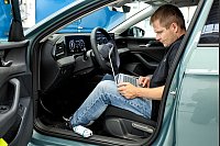 Fitness-Check: Wie es um den Zustand des Antriebsakkus steht, lässt sich auf verschiedene Weise herausfinden. - © Ralph Wagner/ADAC/dpa-tmn