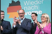 Bundestagswahl: Gut lachen hat Wahlgewinner Friedrich Merz am Wahlabend. - © Michael Kappeler/dpa