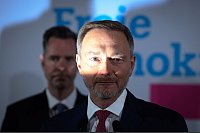 Bundestagswahl: Ein Schlaglicht fällt auf das Gesicht von FDP-Chef Christian Lindner. Den Hochrechnungen nach kommt die FDP wohl nicht mehr in den Bundestag. - © Bernd von Jutrczenka/dpa