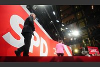 Bundestagswahl: Olaf Scholz (r), einer der großen Verlierer der Wahl, geht bei der Wahlparty der SPD über die Bühne. - © Kay Nietfeld/dpa