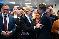 Bundestagswahl: Alice Weidel, Bundesvorsitzende und Kanzlerkandidatin der AfD, und Björn Höcke (r, AfD) reagieren bei der Wahlparty der AFD in der AfD Bundesgeschäftsstelle auf das gute Ergebnis der AfD. - © Sören Stache/dpa-Pool/dpa