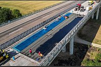 Schicht für Schicht - A38 bekommt nach schwerem Unfall neuen Straßenbelag - © Jan Woitas/dpa