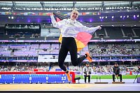 Nele Moos jubelt über Weitsprung-Silber bei den Paralympics - © Julian Stratenschulte/dpa
