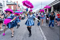 Die Teilnehmer der Parade des Super Bowl-Gastgeberkomitees von New Orleans tanzen vor dem 59. Super Bowl. - © Amy Harris/Invision/AP/dpa