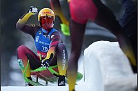 Der deutsche Max Langenhan jubelt nach seinem Sieg im Einzelrennen der Rodel-WM in Whistler. - © Darryl Dyck/The Canadian Press/AP/dpa