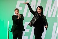 Annalena Baerbock verlässt nach Ihrer Rede neben Robert Habeck bei einer Wahlkampfveranstaltung der Grünen unter dem Motto «Dialog statt Duell» in der Columbiahalle die Bühne. - © Christoph Soeder/dpa