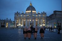 Gläubige gehen über den Petersplatz. Zwei Tage nach dem Tod von Papst Franziskus können Gläubige ab Mittwoch in der Basilika des Vatikans persönlich Abschied nehmen. - © Christoph Reichwein/dpa