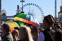 Hochsommerliche Temperaturen auf der Wiesn - da gewährten Schirme zumindest ein wenig Schatten. - © Karl-Josef Hildenbrand/dpa