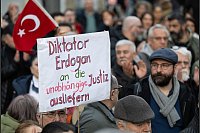 Auch in Deutschland, so wie hier in Frankfurt/Main, demonstrierten Menschen gegen die Verhaftung des Bürgermeister von Istanbul. - © Boris Roessler/dpa