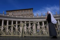 Beten für den Papst: Nonne vor dem Studiofenster des Vatikans,wo Papst Franziskus normalerweise seinen Segen erteilt. - © Kirsty Wigglesworth/AP/dpa