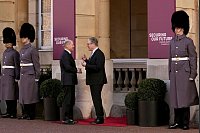 Der britische Premier Starmer begrüßt Bundeskanzler Scholz - © Christophe Ena/Pool AP/AP/dpa