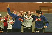 Da kommt Freude auf: Saskia Lang (Mitte) feiert mit Nancy Oldenburg (links) und Janine Urbannek. Dahinter: Kerstin Wohlbold, Natalie Hagel, Anne Krüger (v.r.). - © Foto: Lucas