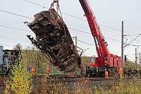 Bergung beginnt: Nach dem Zugunglück in der Nacht zum Freitag zwischen Köln und Aachen hat die Bahn begonnen, die Waggons zu bergen. - © Henning Kaiser/dpa