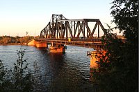 Diese Autobrücke im Nordosten von Manitoulin Island verbindet die Insel mit dem Festland. - © Jörg Michel/dpa-tmn